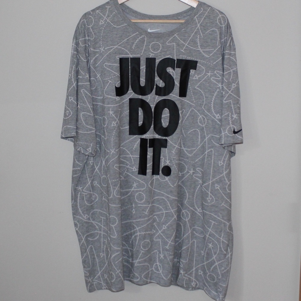 the NIKE tee dri-fit size 3XL
